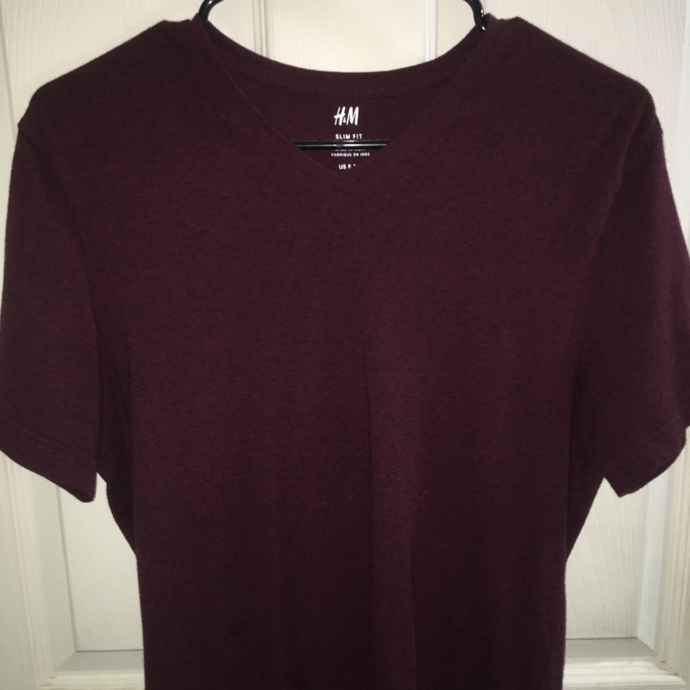 H&M men’s burgundy v-neck